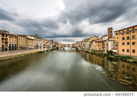 Florence cityscape with the Ponte Vecchio and Arno River - Tuscany Italy Florence cityscape with the Ponte Vecchio and Arno River - Tuscany Italy 69596035