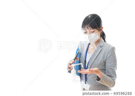 年輕商人消毒手 69596288