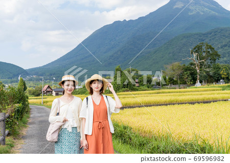 年輕女性和朋友們在一次女孩旅行中探索由布院的鄉村[9月] 69596982