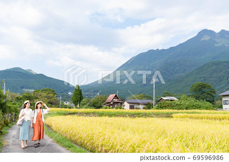 年輕女性和朋友們在一次女孩旅行中探索由布院的鄉村[9月] 69596986