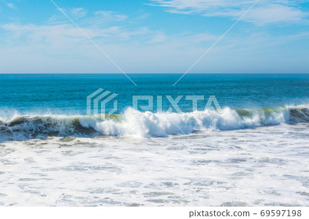Wave in Pacific Beach 69597198