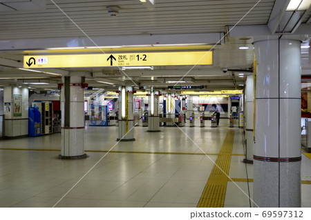 Tokyo Metro Marunouchi Line Nishi-Shinjuku Station and ticket gates 69597312