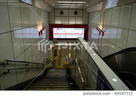 丸之內線西新宿站前向池袋樓梯和自動扶梯 丸之內線西新宿站前向池袋樓梯和自動扶梯 69597315
