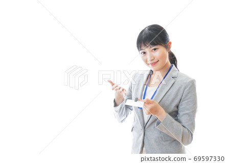 有名牌的年輕女商人 有名牌的年輕女商人 69597330