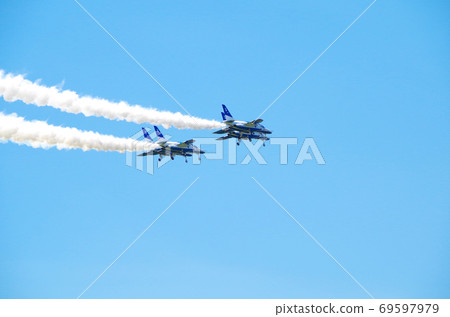 A scene where the Blue Impulse aircraft and smoke shine in the bright blue sky ... Sakaiminato City, Tottori Prefecture (clear sky) A scene where the Blue Impulse aircraft and smoke shine in the bright blue sky ... Sakaiminato City, Tottori Prefecture (clear sky) 69597979
