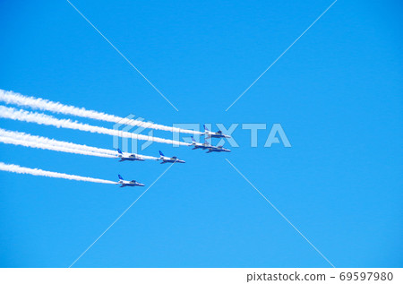 A scene where the Blue Impulse aircraft and smoke shine in the bright blue sky ... Sakaiminato City, Tottori Prefecture (clear sky) 69597980