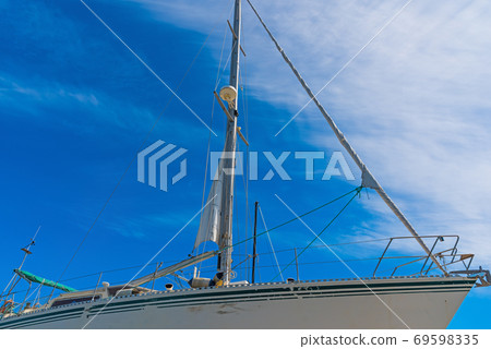 Boat under a cloudy sky Boat under a cloudy sky 69598335