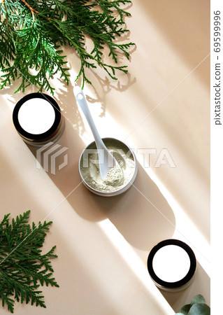 Process of making natural cosmetics from green clay. 69599996