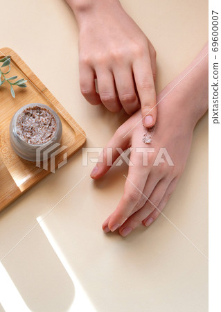 Swatch naturalgo scrub on female hands. Swatch naturalgo scrub on female hands. 69600007