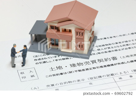 兩名男子試圖握手,微型房子_土地和建築物銷售合同 兩名男子試圖握手,微型房子_土地和建築物銷售合同 69602792