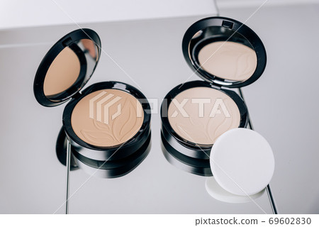 Eye shadow with makeup brushes close up 69602830