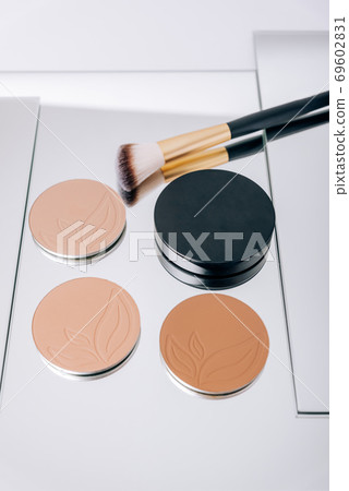 Eye shadow with makeup brushes close up Eye shadow with makeup brushes close up 69602831