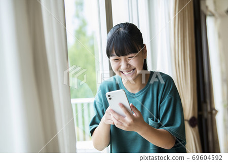 操作智能手機的女孩 操作智能手機的女孩 69604592