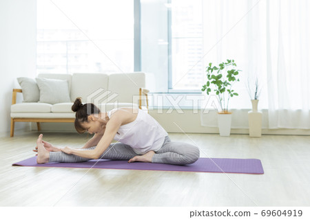 做瑜伽的女人 69604919