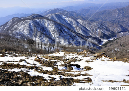 從Tonodake的山頂看到冬天的Nabawari山脊的Tanzawa山 69605151