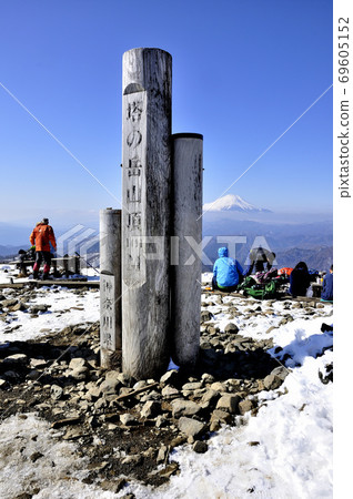 冬季冬之岳峰會和富士山的丹澤山 69605152
