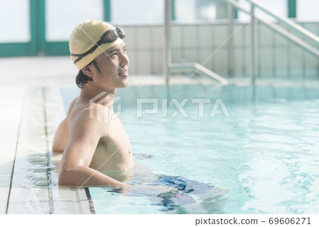 男子在游泳池裡游泳 69606271