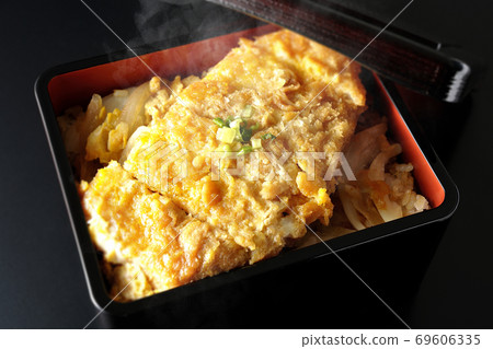 熱和重與洋蔥和通用洋蔥(黑色背景) 熱和重與洋蔥和通用洋蔥(黑色背景) 69606335