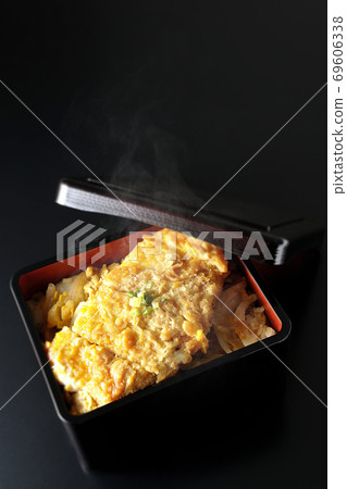 熱和重與洋蔥和通用洋蔥(黑色背景) 熱和重與洋蔥和通用洋蔥(黑色背景) 69606338