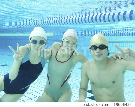 Men and women playing in the pool 69606435