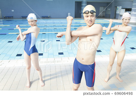 Men and women doing preparatory exercise 69606498