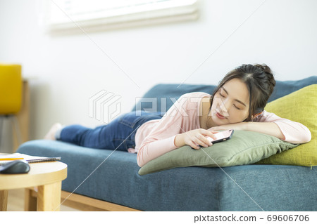 Smartphone female Smartphone female 69606706