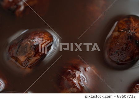 鍋中煮栗子澀皮 鍋中煮栗子澀皮 69607732