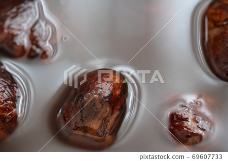 鍋中煮栗子澀皮 鍋中煮栗子澀皮 69607733