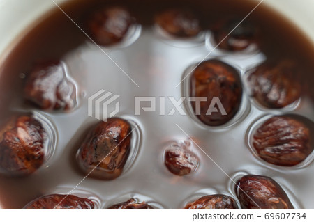 Boiled chestnut astringent skin, in a pot Boiled chestnut astringent skin, in a pot 69607734