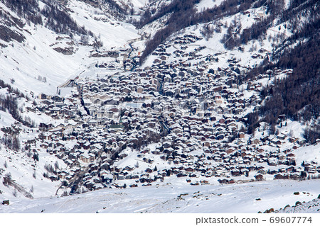 Zermatt city Mattertals sunset view winter snow landscape Swiss Alps panorama 69607774