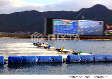Race boat 69608030