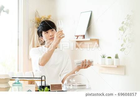 Working cafe clerk male [takeout] 69608857