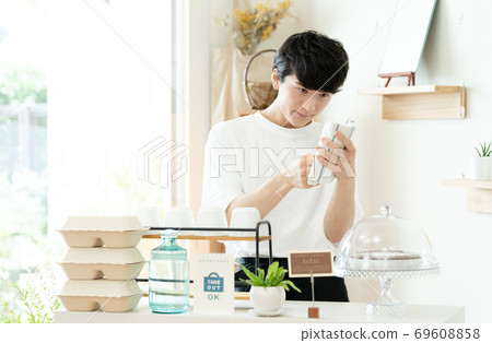 Working cafe clerk male [takeout] 69608858