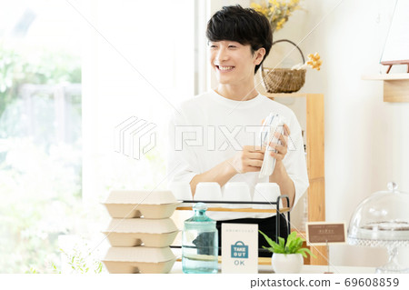 Working cafe clerk male [takeout] 69608859