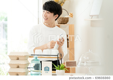 Working cafe clerk male [takeout] 69608860