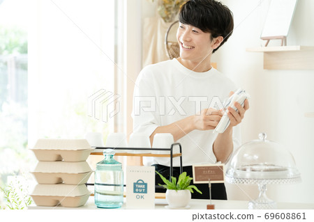 Working cafe clerk male [takeout] 69608861