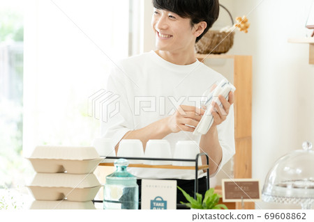 Working cafe clerk male [takeout] 69608862