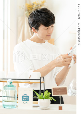 Working cafe clerk male [takeout] 69608863