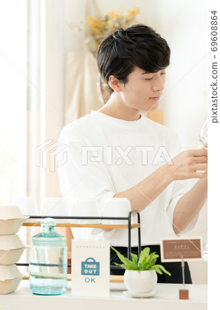 Working cafe clerk male [takeout] 69608864