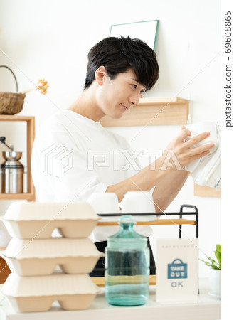 Working cafe clerk male [takeout] 69608865