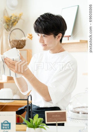 Working cafe clerk male [takeout] 69608866