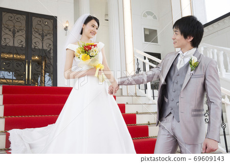 握手的新娘和新郎 握手的新娘和新郎 69609143