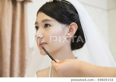 新娘舉行婚禮 新娘舉行婚禮 69609158