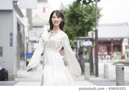 Young woman Asakusa in front of Kaminarimon 69609385