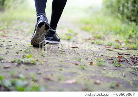 男人走路 69609867