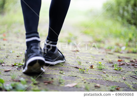 Men walking 69609868