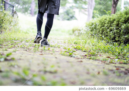 男人走路 69609869