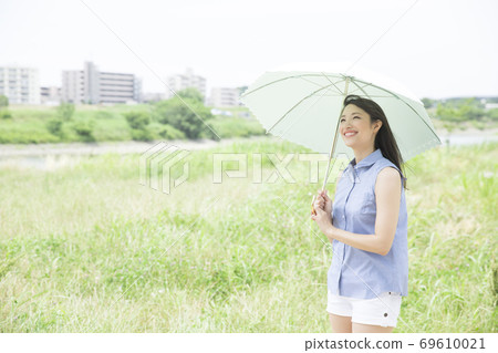 A woman holding a parasol 69610021
