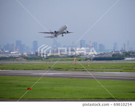Park with a view of Itami Airport / Seeing the Boeing 787 taking off from Shimogawara Ryokuchi Park / Skyscrapers of Umeda in the distant view Park with a view of Itami Airport / Seeing the Boeing 787 taking off from Shimogawara Ryokuchi Park / Skyscrapers of Umeda in the distant view 69610254