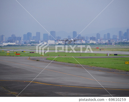 可以眺望大阪國際機場的公園/從下川原隆口觀看ANA螺旋槳飛機/遠處的梅田摩天大樓 可以眺望大阪國際機場的公園/從下川原隆口觀看ANA螺旋槳飛機/遠處的梅田摩天大樓 69610259